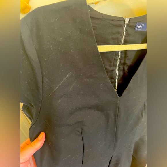 Chic short sleeve black dress. V-neck with back zipper. Size 12 from the Gap. - Picture 4 of 5